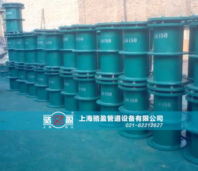 大口徑<a href=http://www.www.hughf.com.cn target=_blank class=infotextkey>防水套管</a>噴漆現(xiàn)場